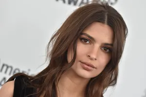 Emily Ratajkowski Posing With Elegance At A Fashion Event Wallpaper