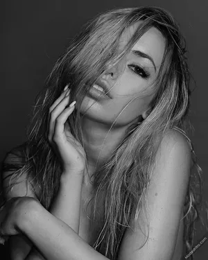 Emma Kotos Wet Hair Wallpaper