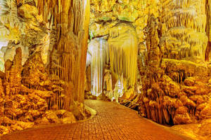 Enchanting View Of Luray Caverns In Virginia Wallpaper