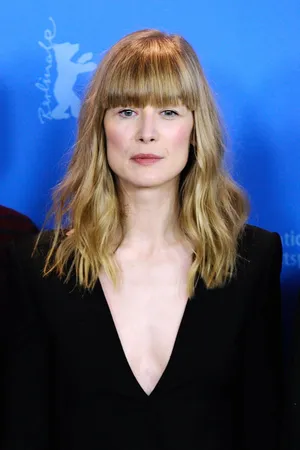 Engaging And Stunning Portrait Of Rosamund Pike Wallpaper