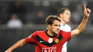 English Footballer Michael Owen Pointing Up Wallpaper