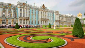 Enthralling Crowd Outside The Majestic Catherine Palace Wallpaper