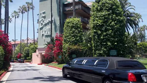 Entry To Beverly Hills Hotel Wallpaper