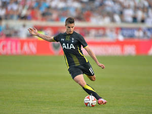 Erik Lamela Black Football Jersey Wallpaper