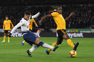 Erik Lamela Chasing The Ball Wallpaper