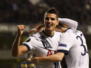 Erik Lamela Hug By Teammates Wallpaper