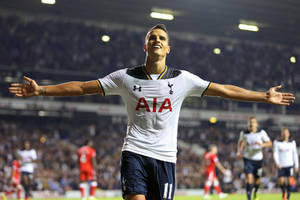 Erik Lamela Soaked Football Jersey Uniform Wallpaper