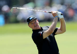 Ernie Els Swinging Golf Club Wallpaper