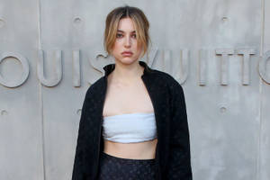 Eve Jobs Louis Vuitton Cruise 2023 Fashion Show Wallpaper