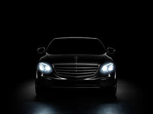 Experience Luxurious Sophistication In The Timeless Mercedes Benz E-class Wallpaper