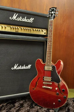 Experience The Sound Of A Vintage Gibson 335 Electric Guitar Wallpaper
