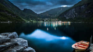 Experience The Stillness Of Nature And Soothe Your Soul With This Beautiful Mountain Lake. Wallpaper