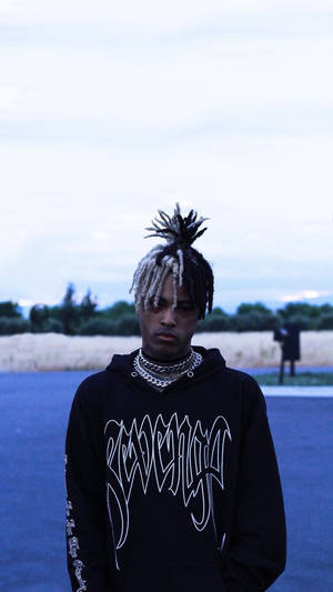 Fans Of Xxxtentacion Rock His Signature Black Hoodie Wallpaper