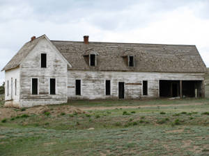 Farmhouse With Old Chipping Paint Wallpaper