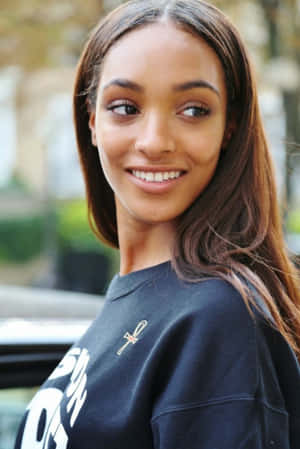 Fashionable Jourdan Dunn Posing With A Confident Smile. Wallpaper
