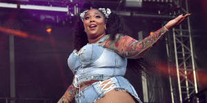 Fat Black Woman Lizzo Denim Wallpaper