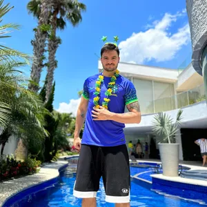 Felipe Neto Candid Moment - Shot In Awe-inspiring Lower Angle View Wallpaper