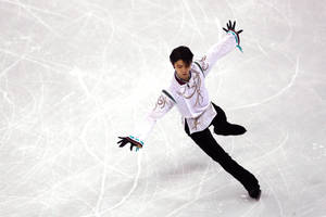 Figure Skating Medalist Yuzuru Hanyu At Pyeongchang Games Wallpaper