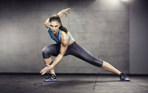 Fit Woman Performing Side Lunges Wallpaper