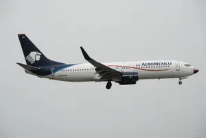 Flying Aeromexico Airline Boeing 737-800 Wallpaper