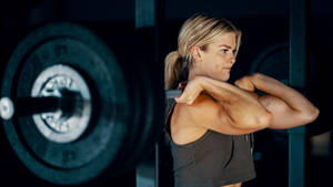 Focused Woman Weight Lifting Wallpaper