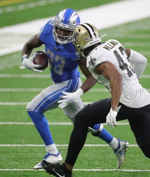 Football Action Running Back Evades Defender Wallpaper