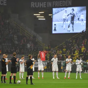 Football Players Tribute To Gerd Muller Wallpaper