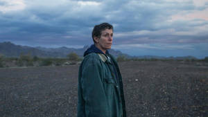 Frances Mcdormand As Fern In Nomadland Wallpaper