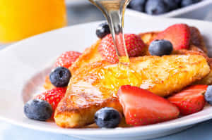 French Toastwith Berriesand Honey Drizzle Wallpaper