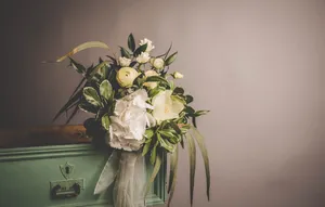 Fresh Vintage Flower Bouquet Wallpaper