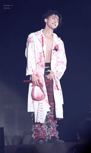 G-dragon On Stage Wallpaper