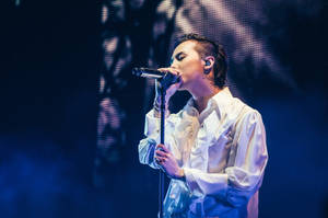 G-dragon Singing In Concert Wallpaper