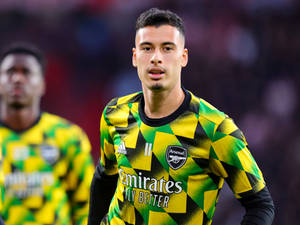 Gabriel Martinelli Yellow Green Arsenal Jersey Wallpaper