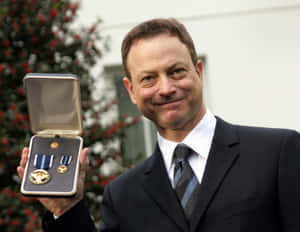 Gary Sinise Holding Award Wallpaper