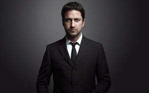 Gerard Butler Hollywood Actor Formal Suit Tie Wallpaper