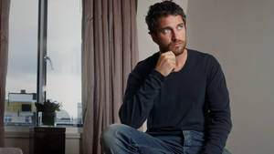 Gerard Butler Hollywood Celebrity Hotel Photoshoot Wallpaper