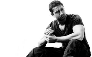 Gerard Butler Hot Pose Black And White Wallpaper