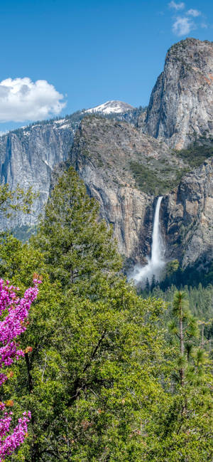 Get The Latest Yosemite Iphone To Experience The Heights Of Technology Wallpaper