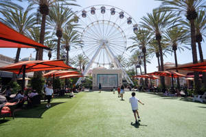 Giant Ferris Wheel In Irvine Spectrum Center Wallpaper