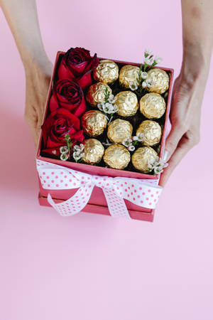 Gift Box Red Roses Wallpaper