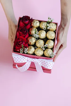 Gift Box Red Roses Wallpaper