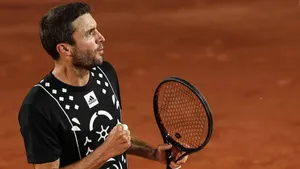 Gilles Simon Looking At Fans Wallpaper