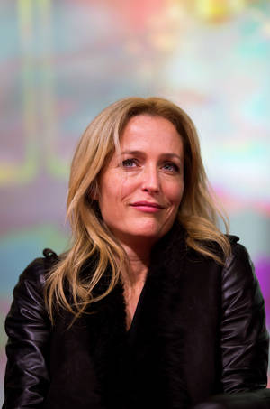 Gillian Anderson During An X-files Meet And Greet Wallpaper