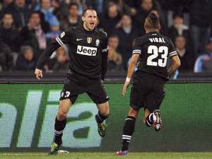 Giorgio Chiellini And Arturo Vidal Juventus Fc Wallpaper