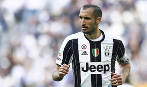 Giorgio Chiellini Running Juventus Fc Soccer Player Wallpaper