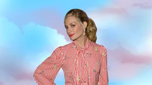 Glamorous Beth Behrs Wallpaper