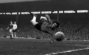 Gordon Banks During Match Against Manchester United Wallpaper
