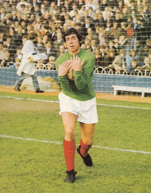 Gordon Banks Hugs The Ball Wallpaper