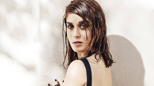 Gorgeous Actress Lizzy Caplan In Black Wallpaper