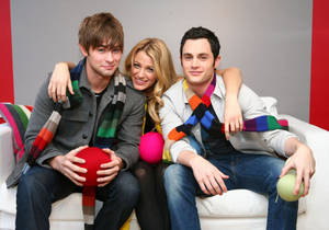 Gossip Girl Characters On Sofa Wallpaper